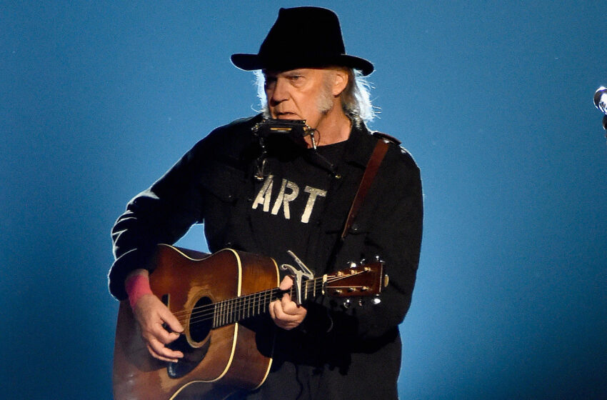  Neil Young Revives a Forgotten Era with New Live Album ‘Return to Greendale’
