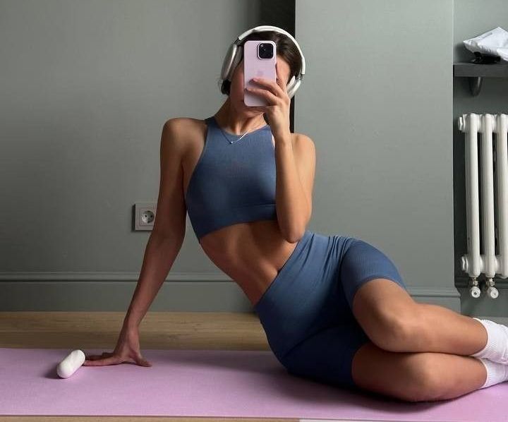 mirror selfie of girl in yoga outfit