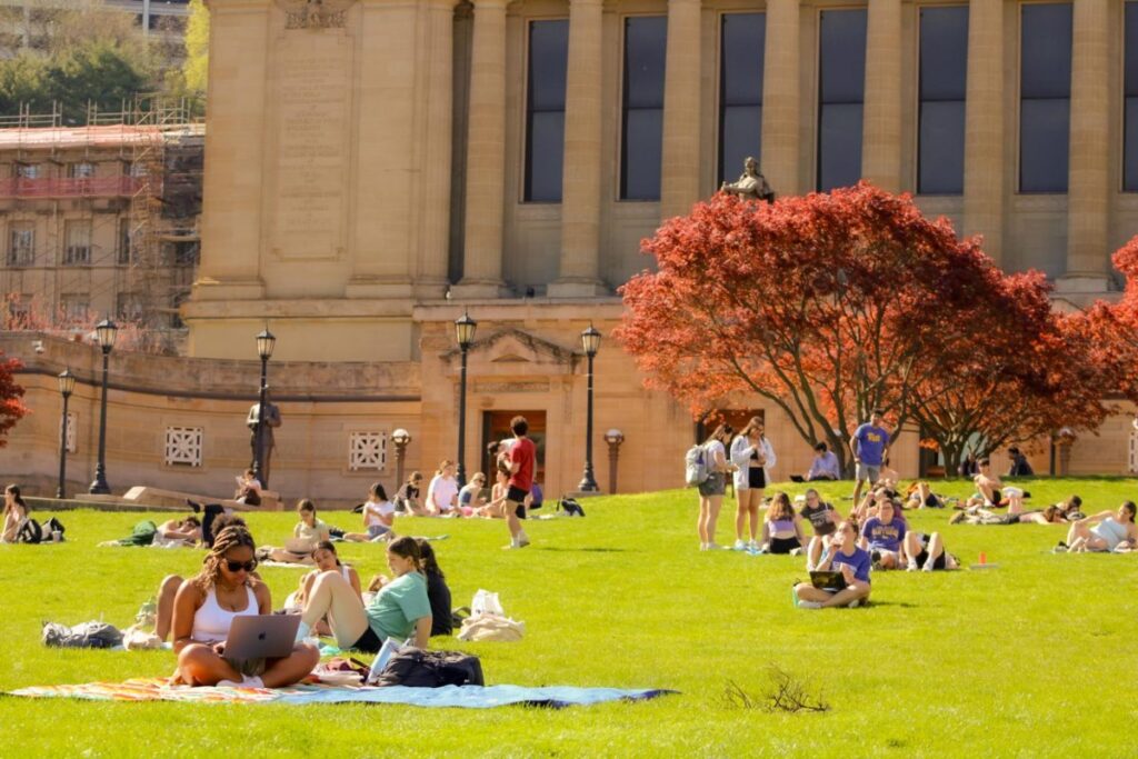 students, good weather, sun, distraction