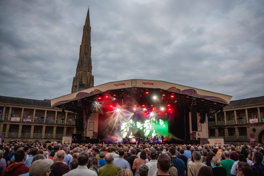BELLE AND SEBASTIAN AT THE PIECE HALL (5)