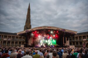 BELLE AND SEBASTIAN AT THE PIECE HALL (5)